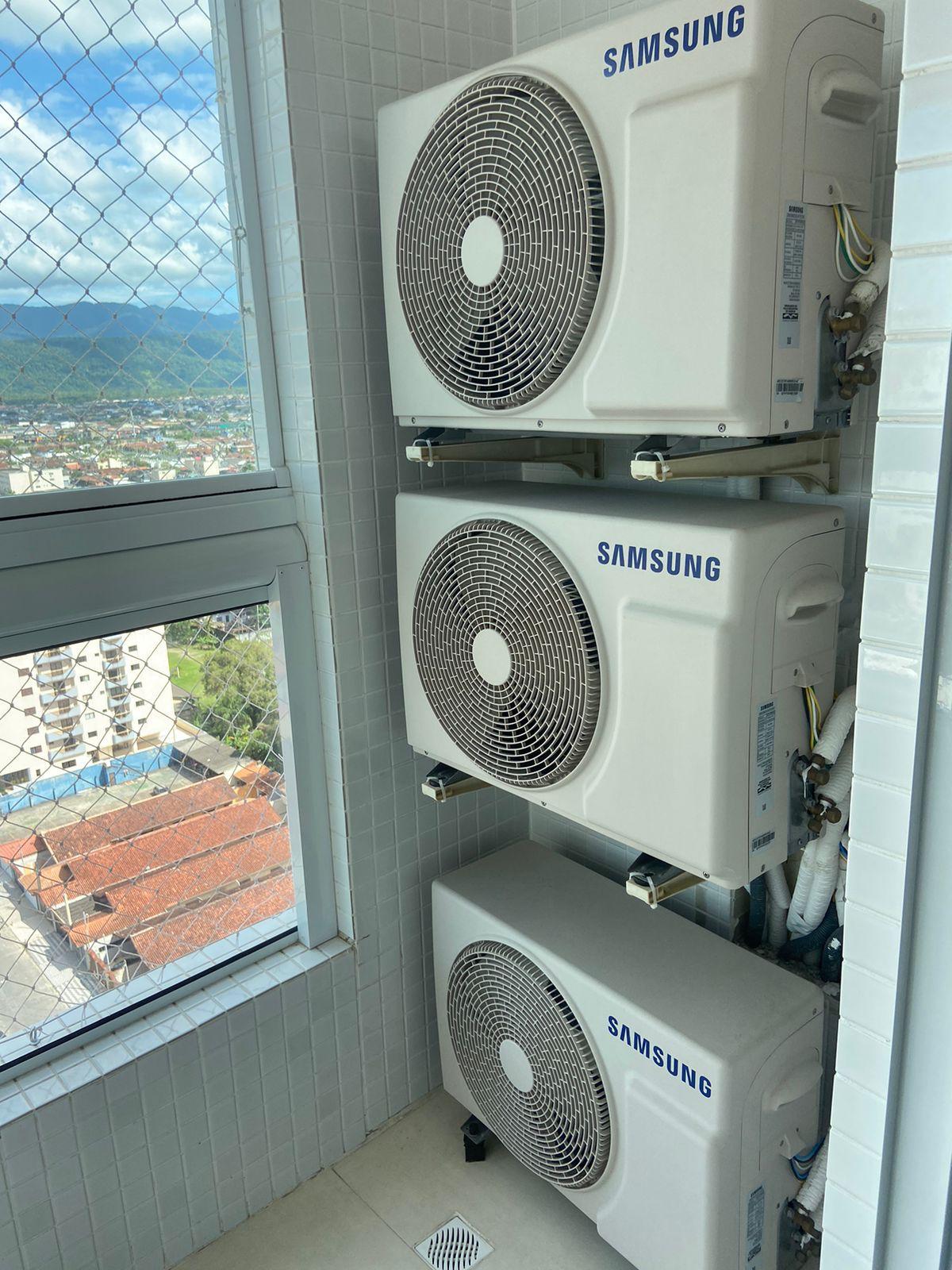 Área técnica com condensadoras de ar-condicionado