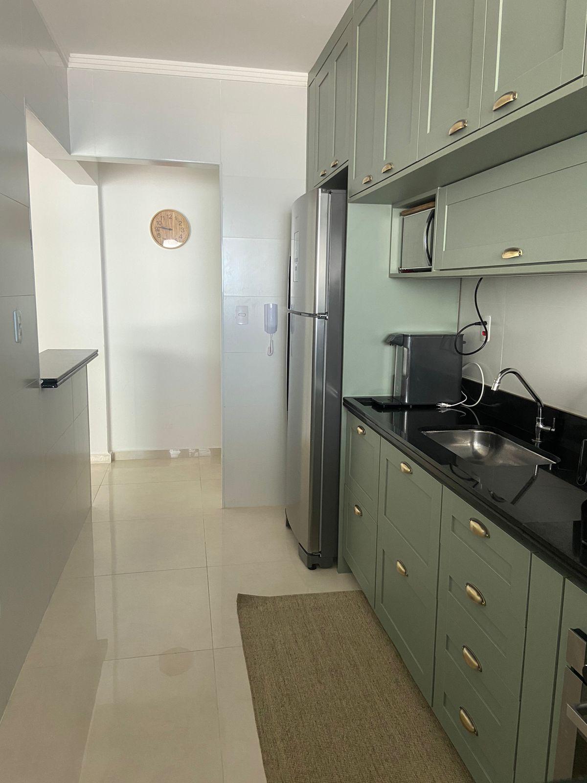 Cozinha com armários e bancada em granito