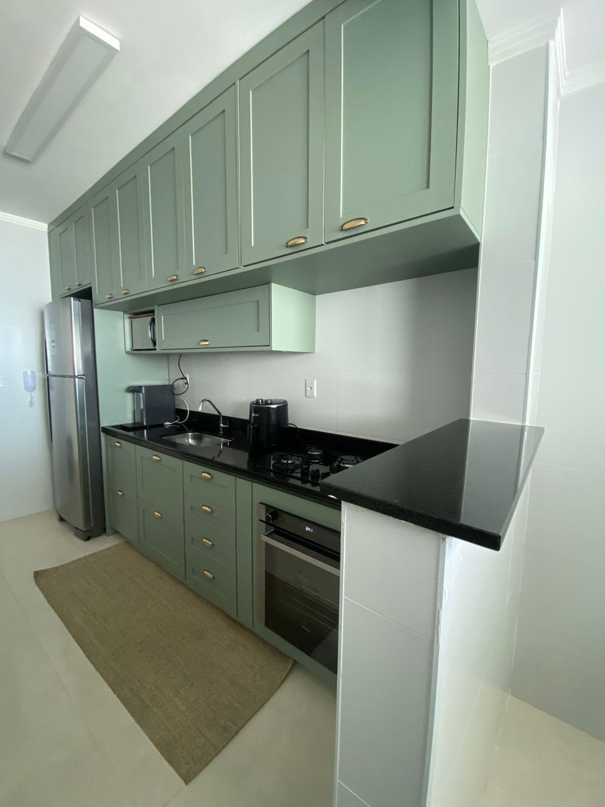 Cozinha com móveis planejados e eletrodomésticos