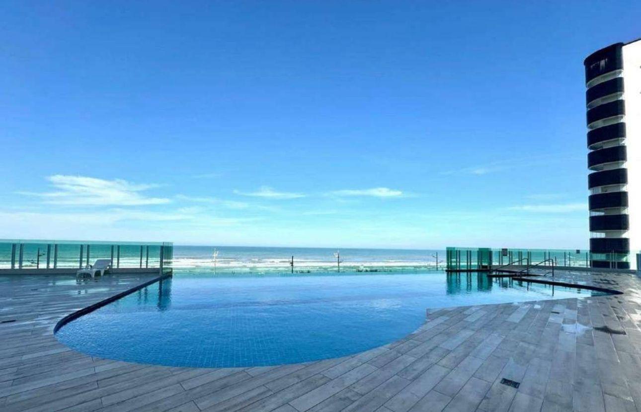 Piscina no rooftop do empreendimento com vista para o oceano