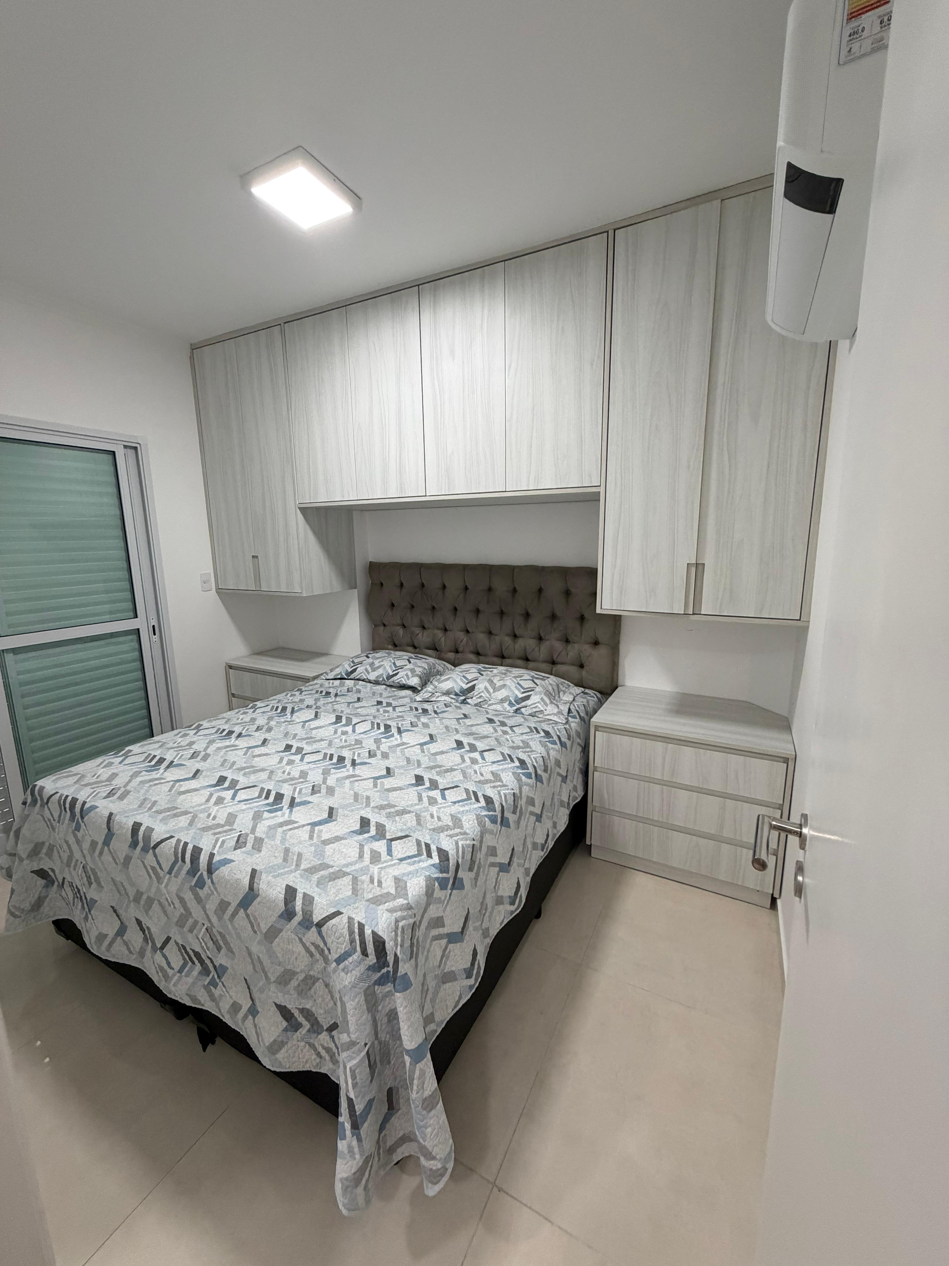 Quarto casal com armários planejados