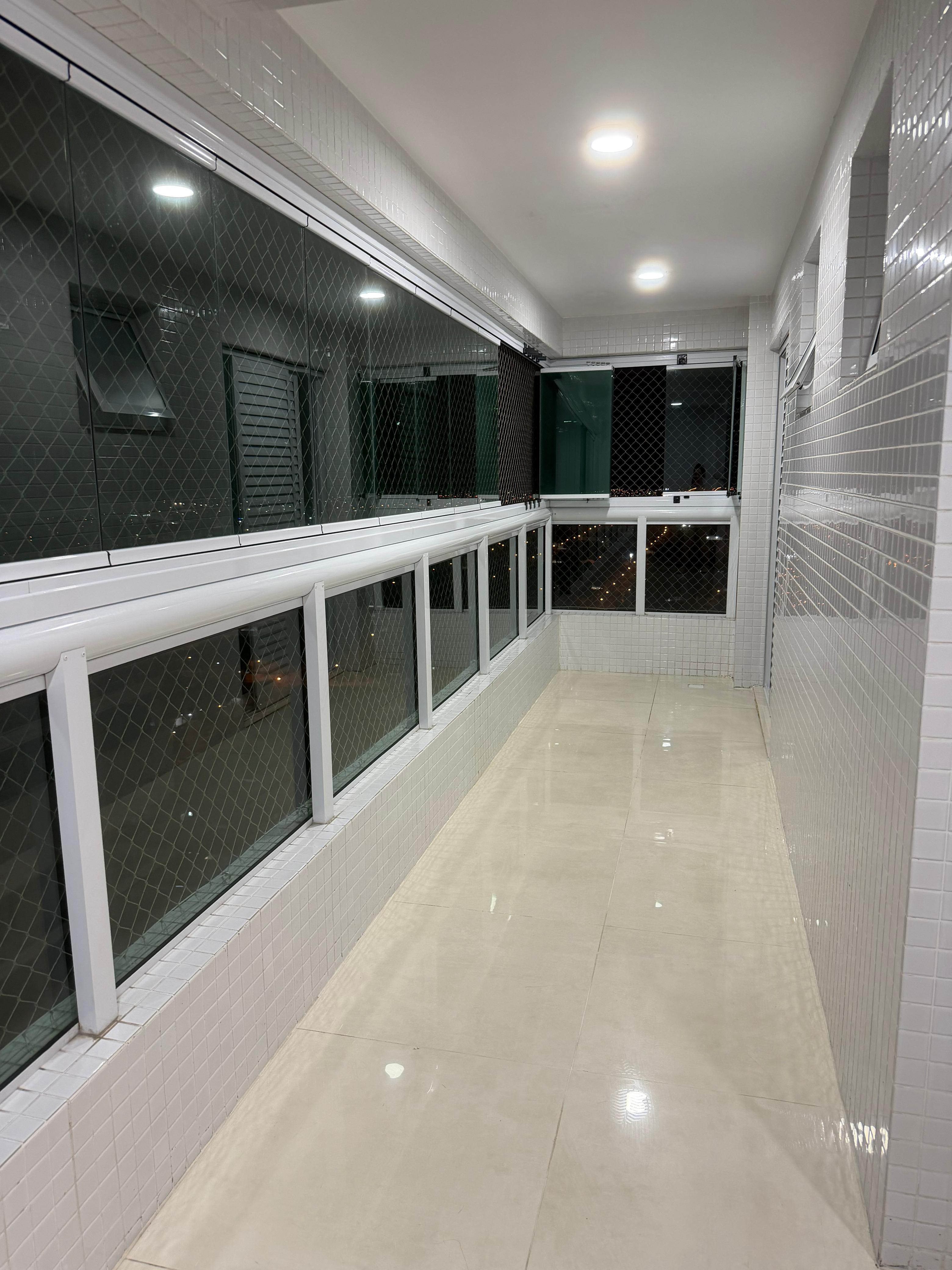 Sacada iluminada à noite