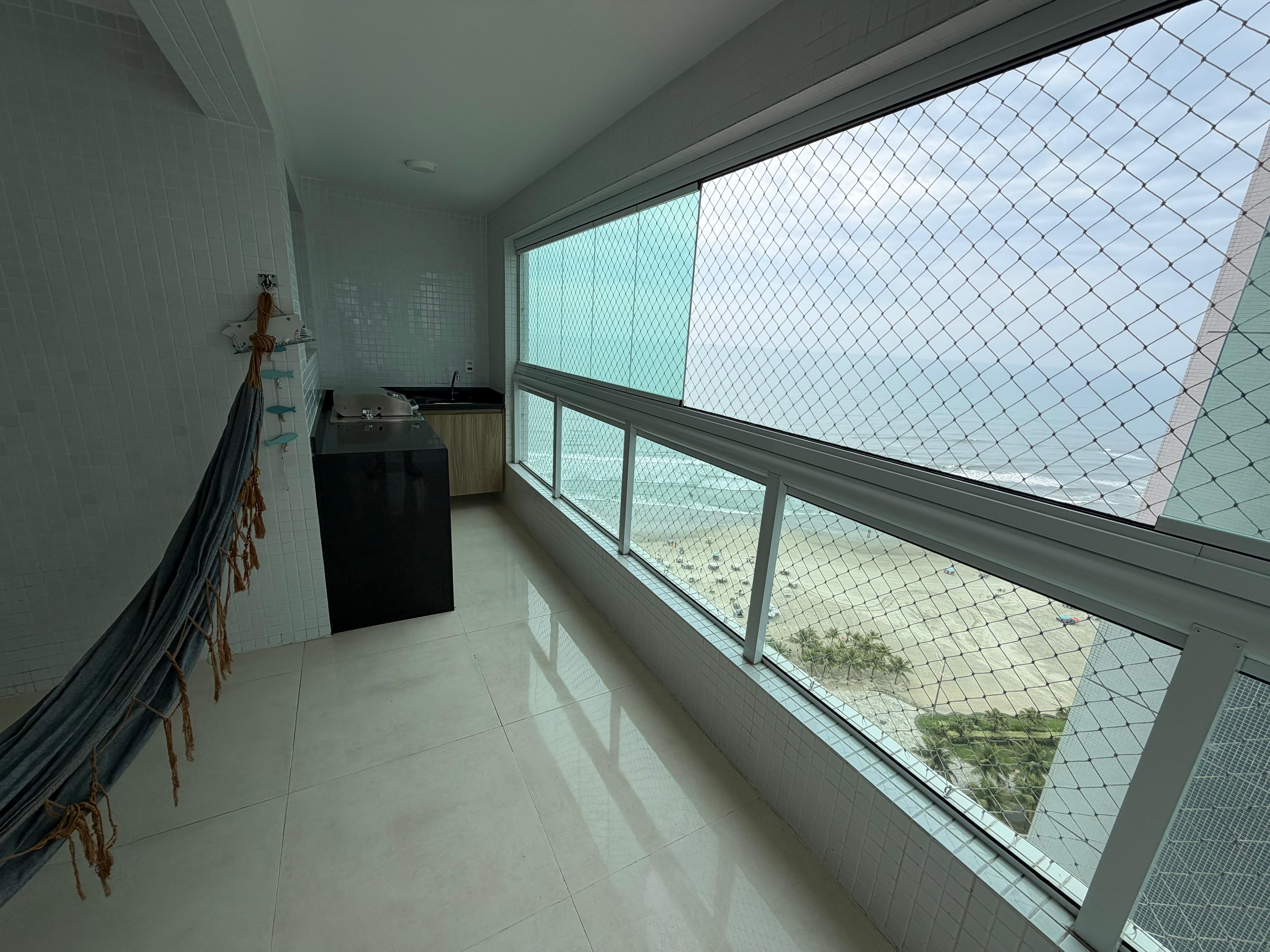 Sacada com vista para areia e mar